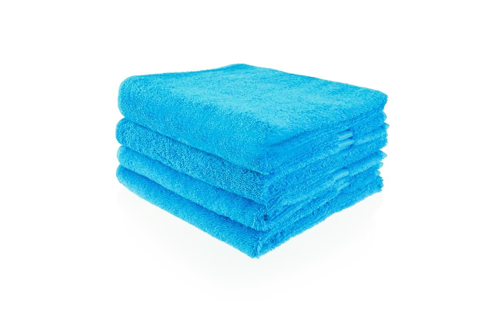 Turquoise badhanddoek met naam naar keuze geborduurd