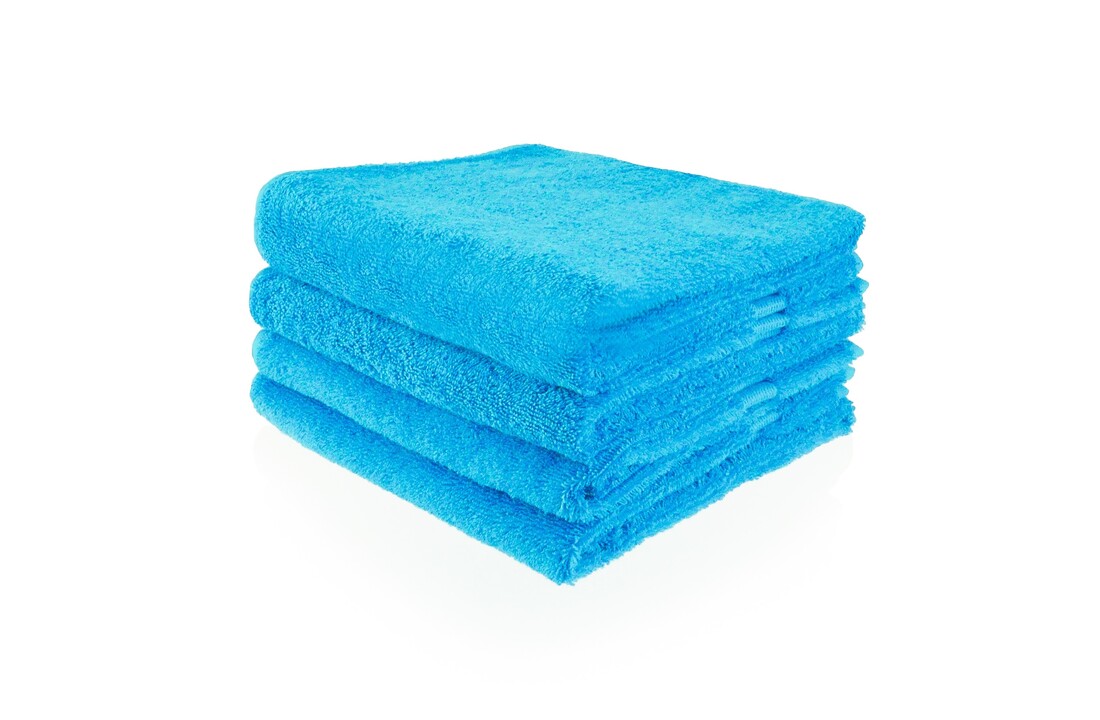 Turquoise badhanddoek met naam naar keuze geborduurd