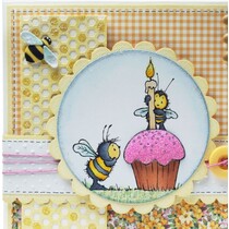 Gummistempel, bier, et lys og en muffin / cupcake