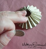 Sizzix Cutting and embossing stencils, Tim Holtz Alterations, Mini Paper Rosettes