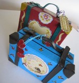 Objekten zum Dekorieren / objects for decorating 2 Nostalgisk mini koffert, laget av sterk papp.