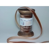 Ribbon i høj kvalitet, 15mm x 1,5 mtr, brun på nostalgisk spole.