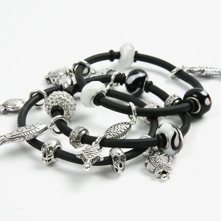 Schmuck Gestalten / Jewellery art Glassperler harmoni 13-15 mm, svart / hvite toner, 10 rangert, hullstørrelse 3-3,5 mm