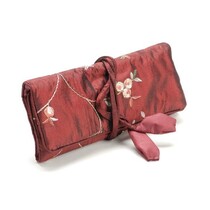 Elegantie sieraden roll, rood, 19x 26cm, geborduurd met kleine roosjes.