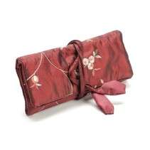 Elegantie sieraden roll, rood, 19x 26cm, geborduurd met kleine roosjes.