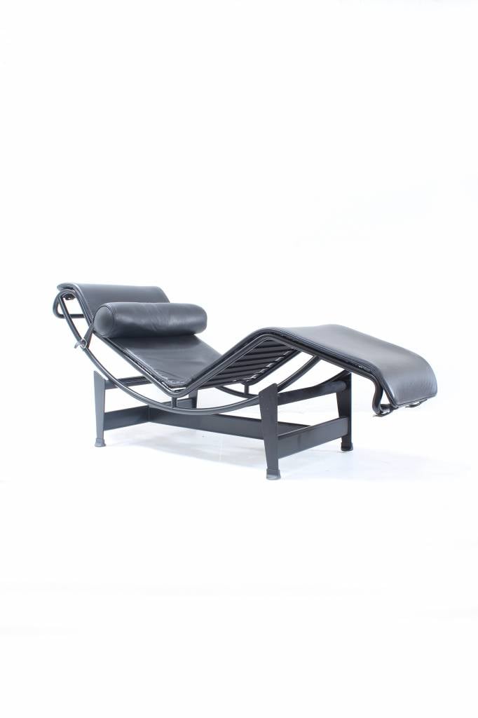 Used Corbusier LC4 Chaise Longue in black leather