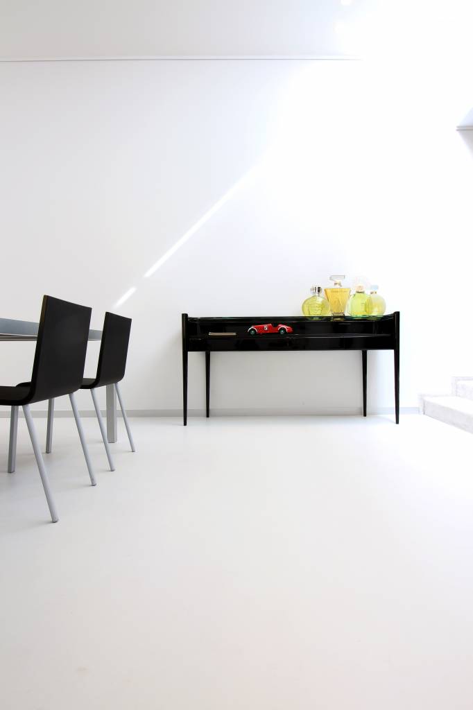 Art-Deco sidetable in black piano lacquer