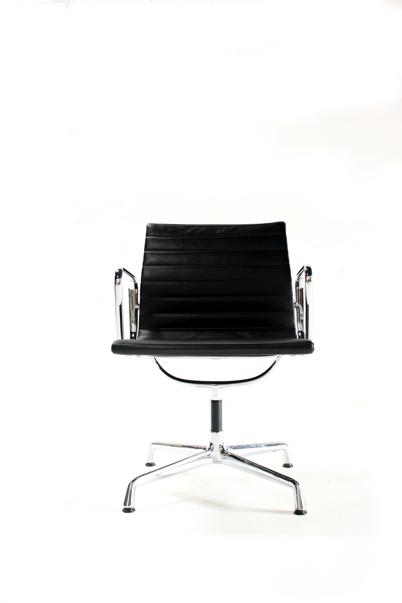 Charles Eames stoelen EA104 leder
