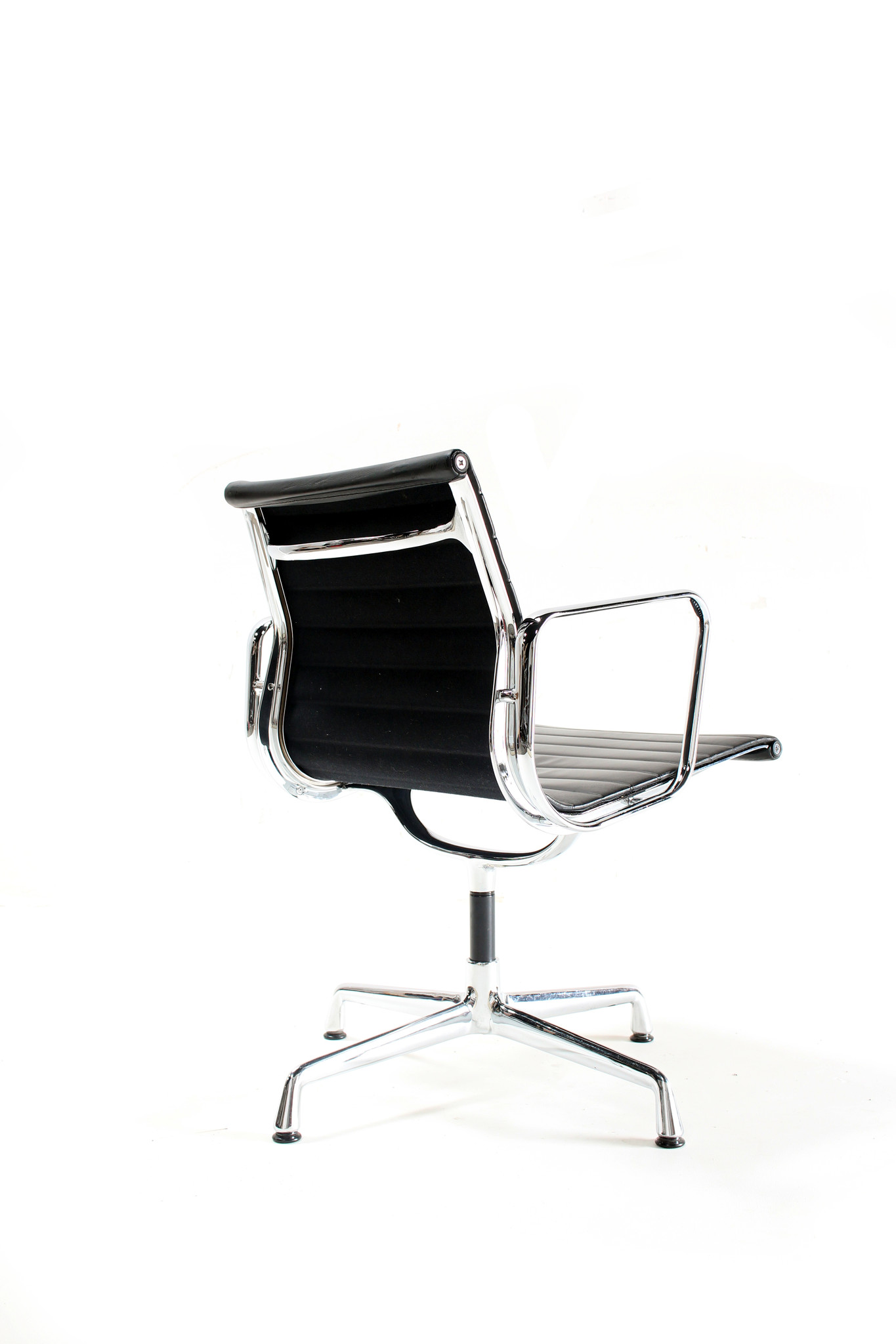 Charles Eames stoelen EA104 leder