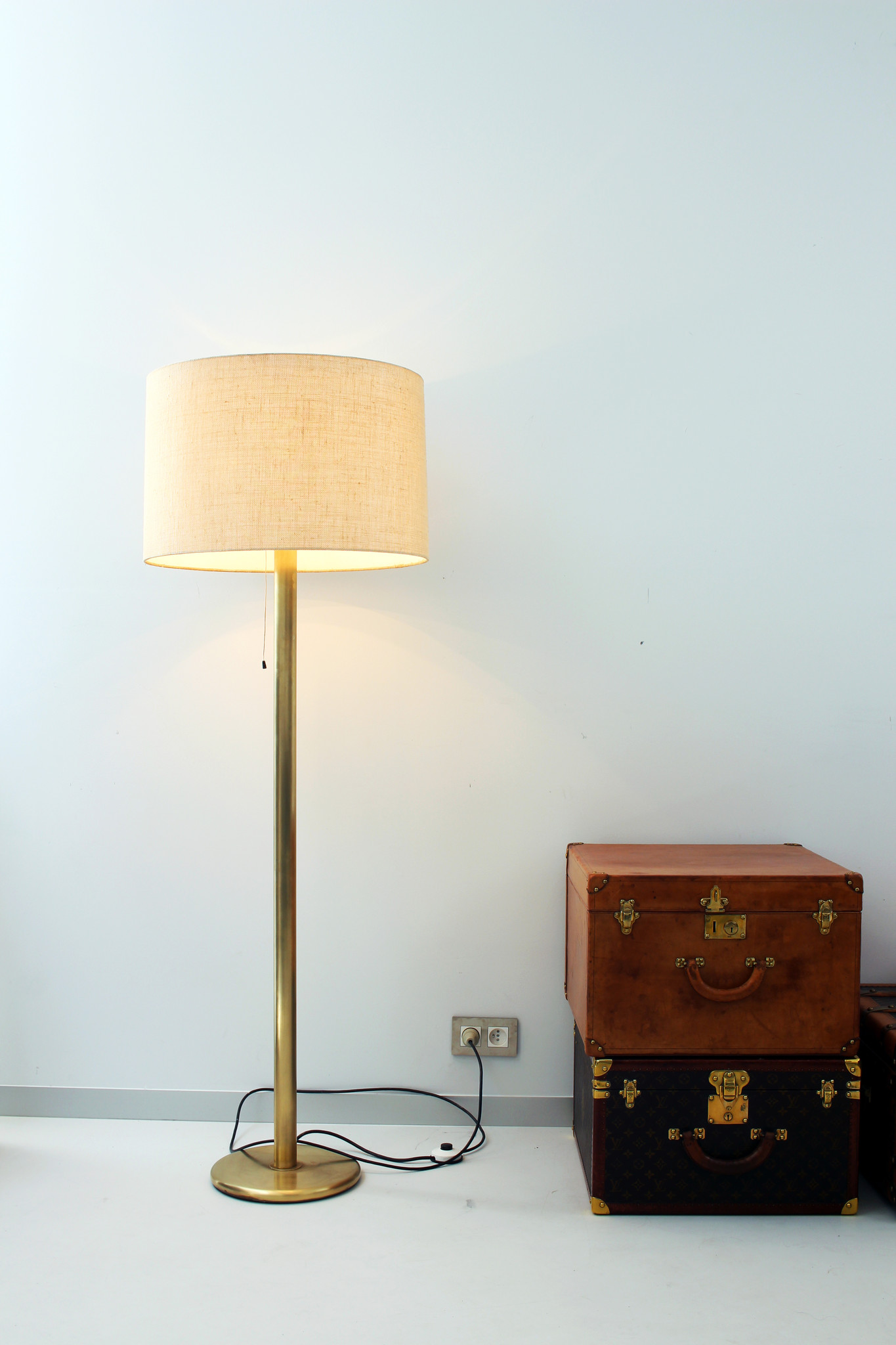 Pair of vintage brass floor lamps from the 1970s - THE HOUSE OF WAUW