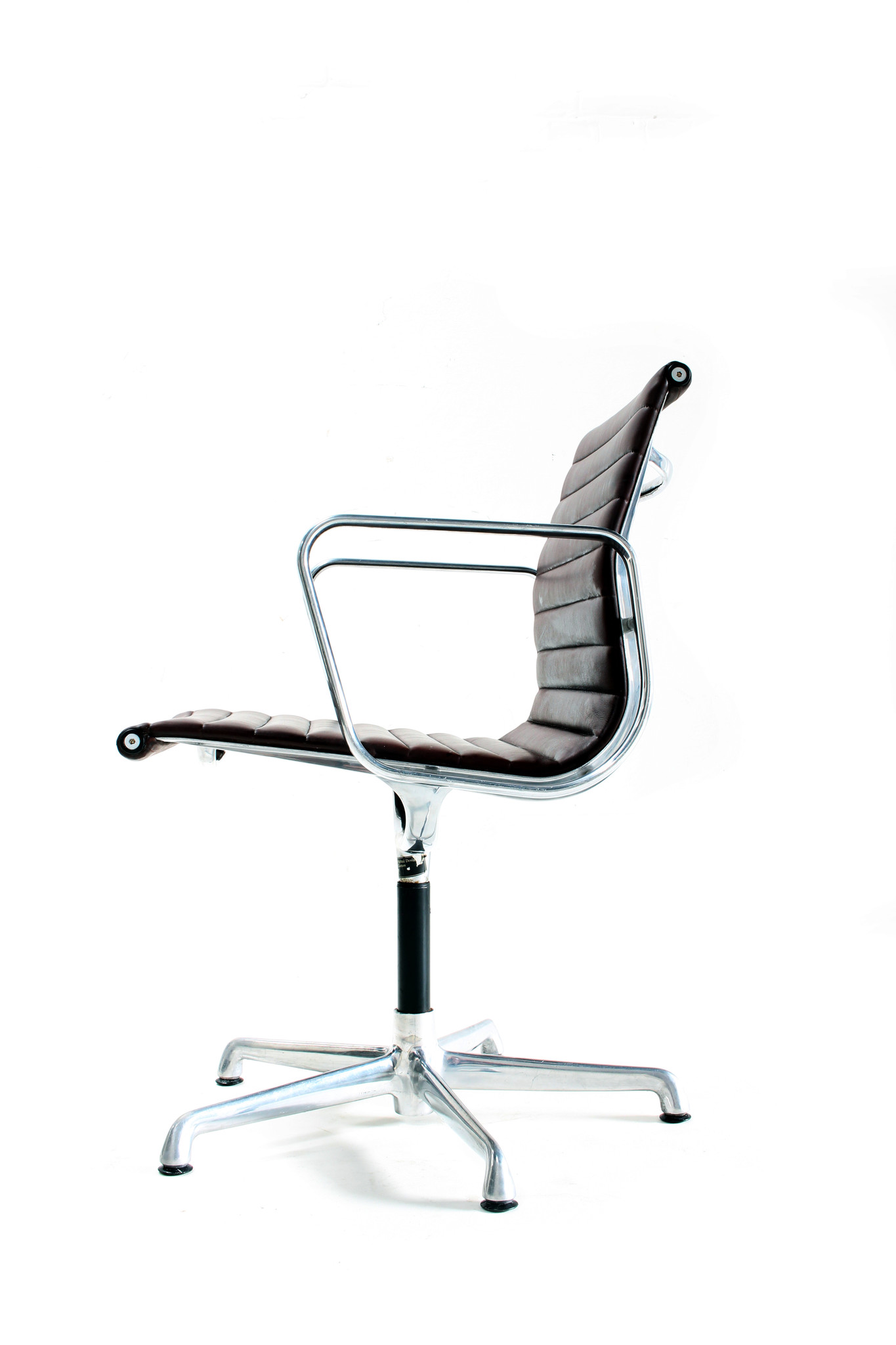 Vintage Charles Eames stoelen EA108 in leder