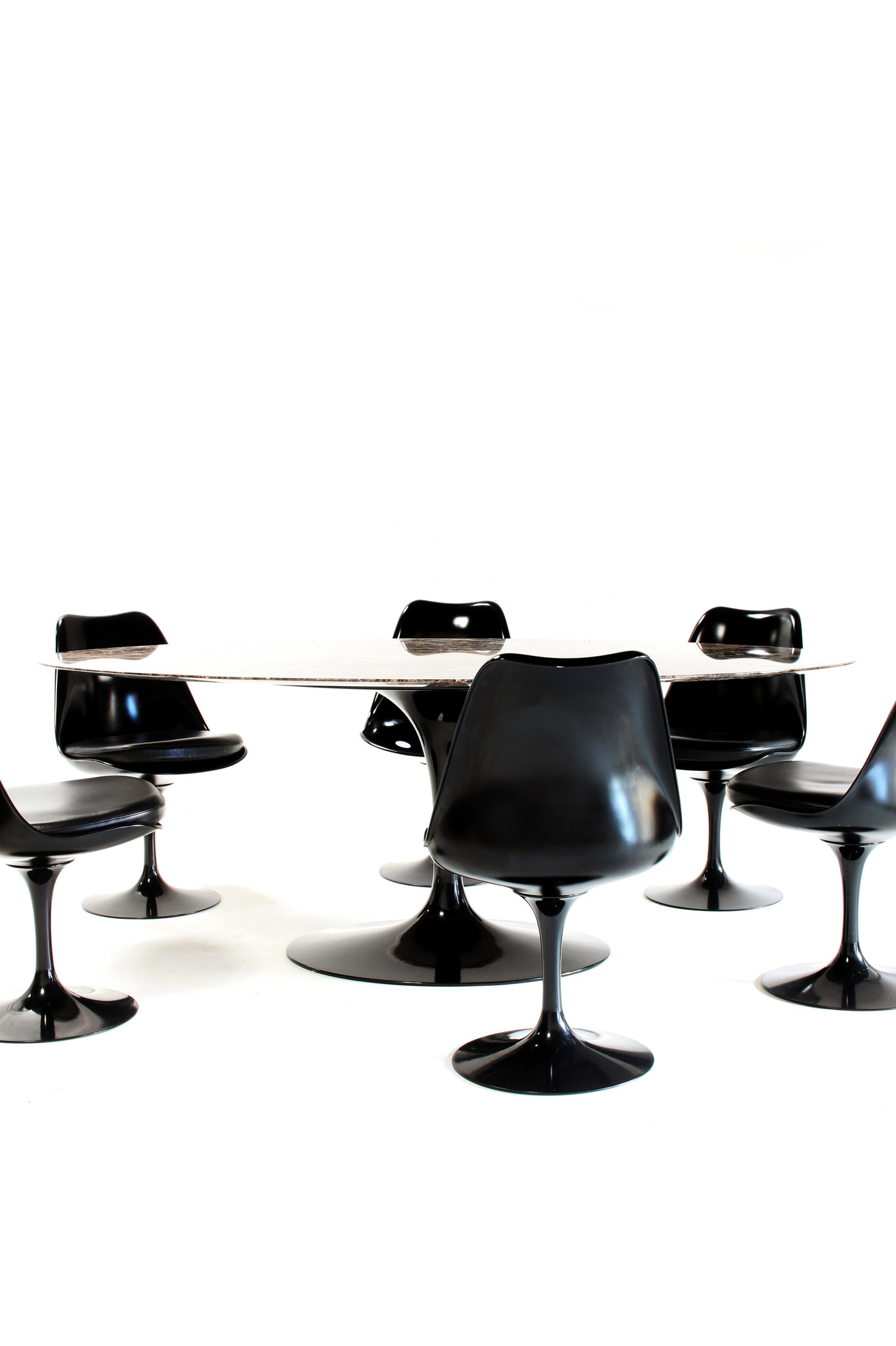 Eero Saarinen Knoll ovalen tafel met bijhorende tulip stoelen.