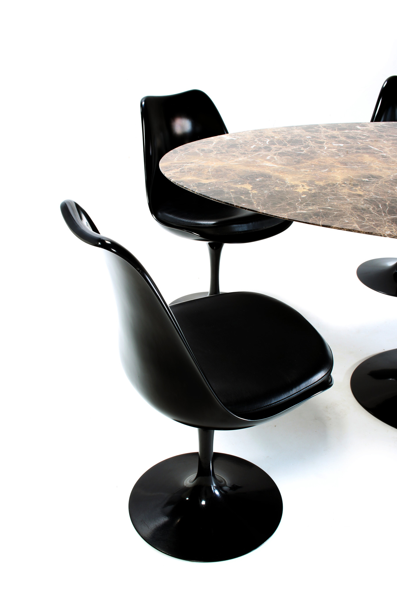 Eero Saarinen Knoll ovalen tafel met bijhorende tulip stoelen