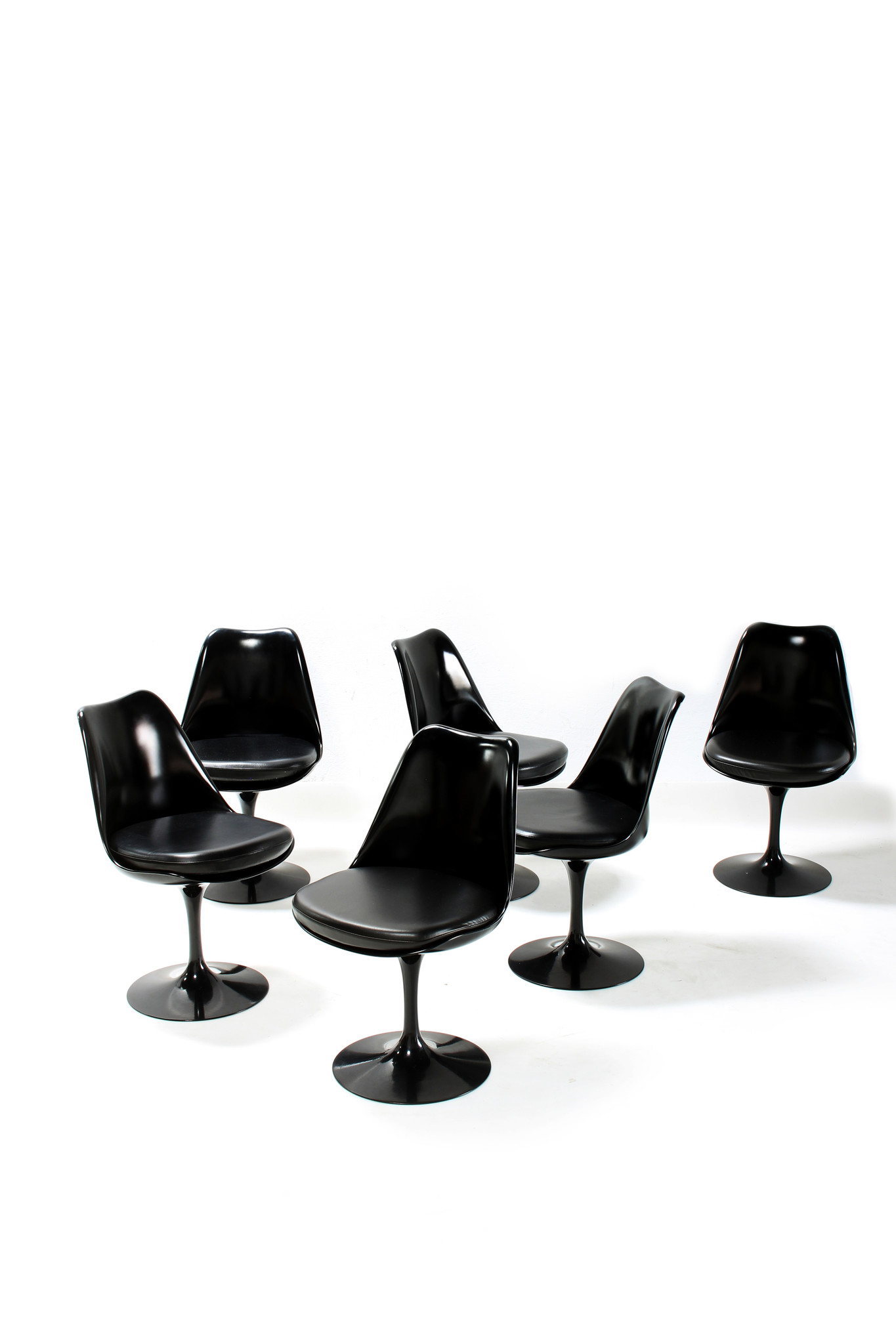 Eero Saarinen Knoll ovalen tafel met bijhorende tulip stoelen.