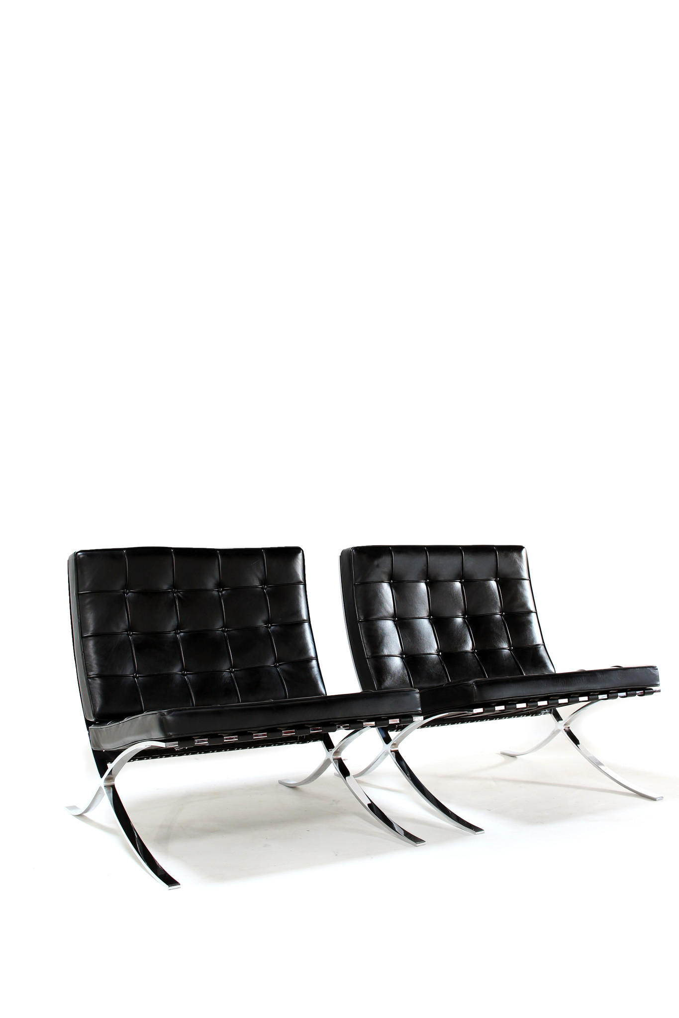 Set van 2 Barcelona Chairs voor Knoll ontworpen door Mies Van der Rohe