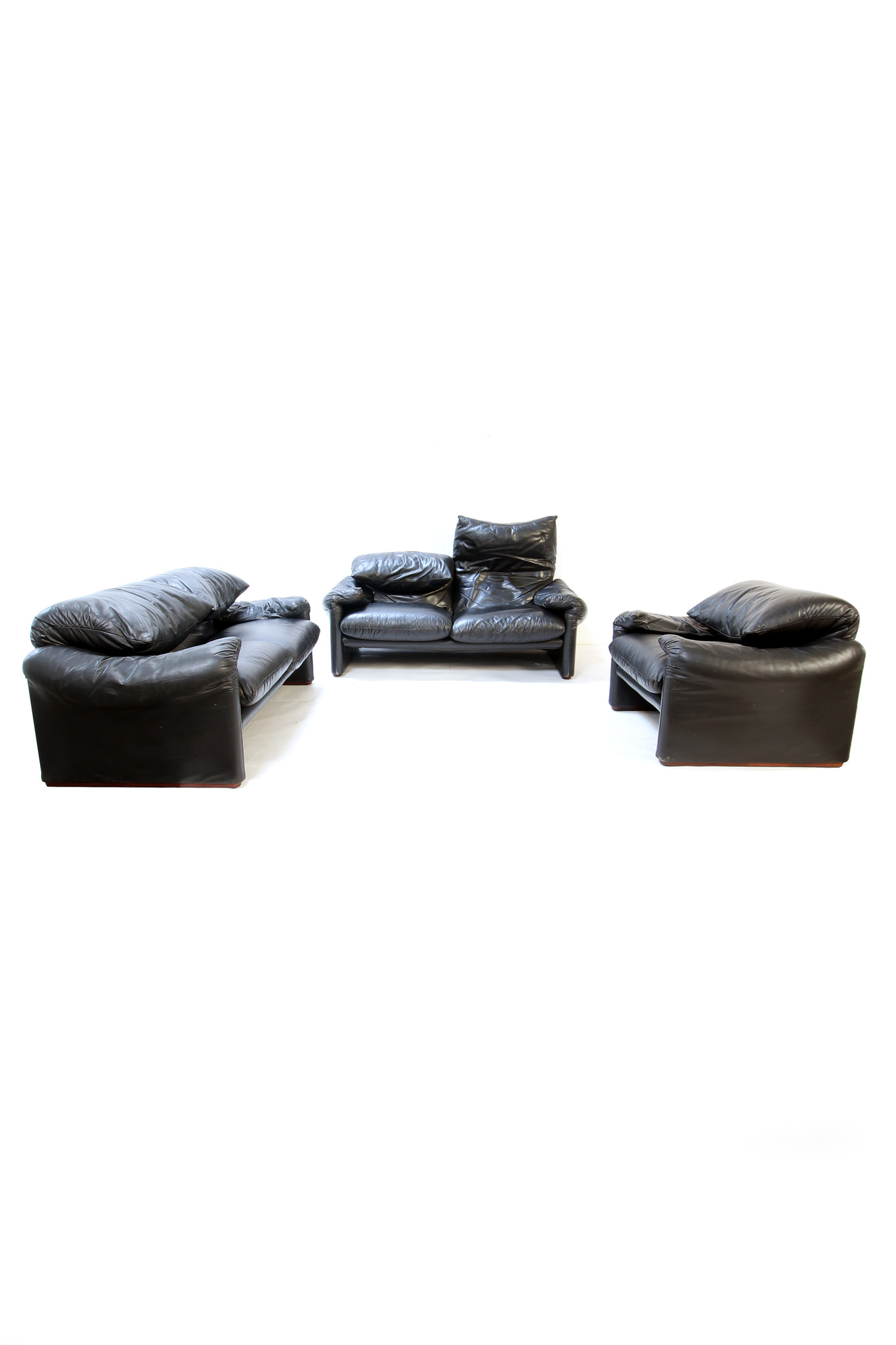 Vintage Cassina Maralunga salon in black leather.