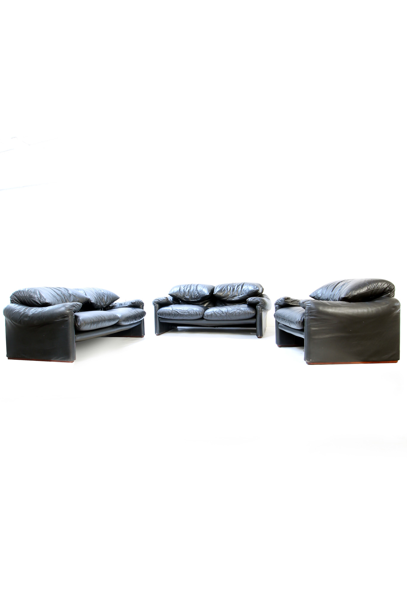 Vintage Cassina Maralunga salon in black leather.