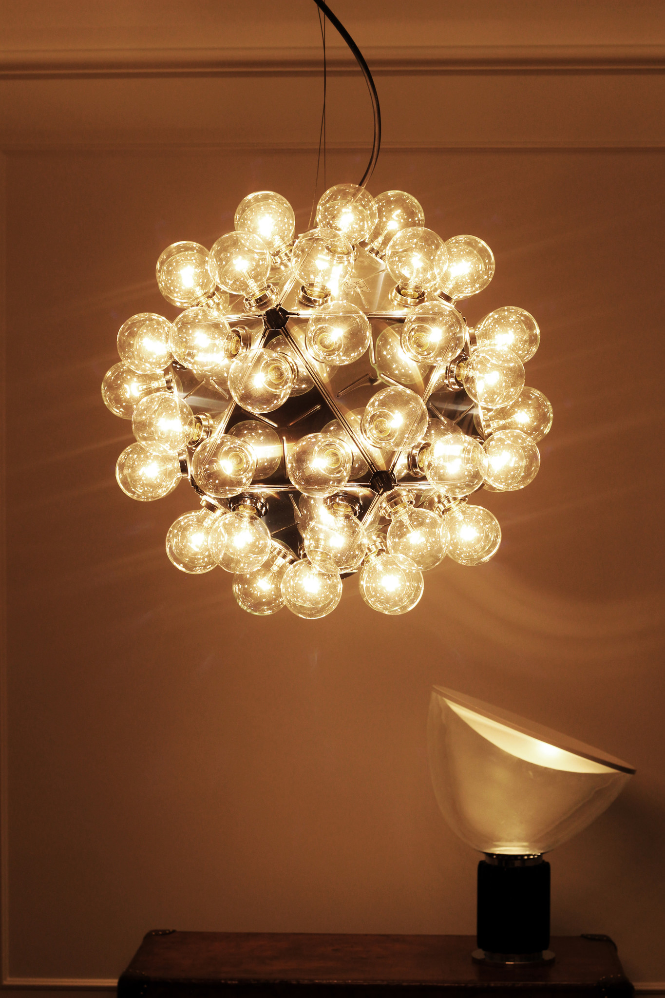 Flos Taraxacum 88 lamp designed by Achille Castiglioni
