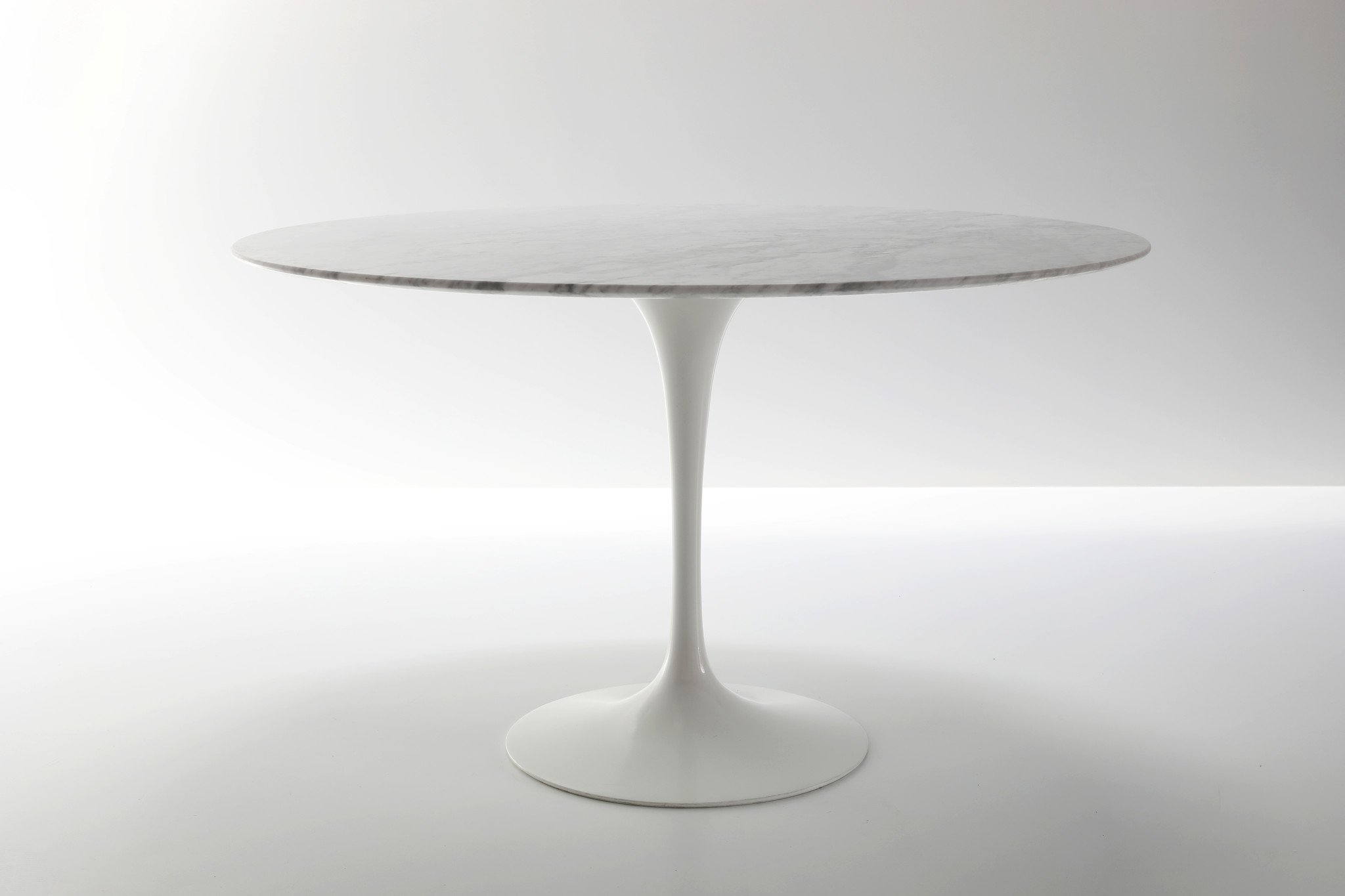 Table tulipe Knoll en marbre conçue par Eero Saarinen