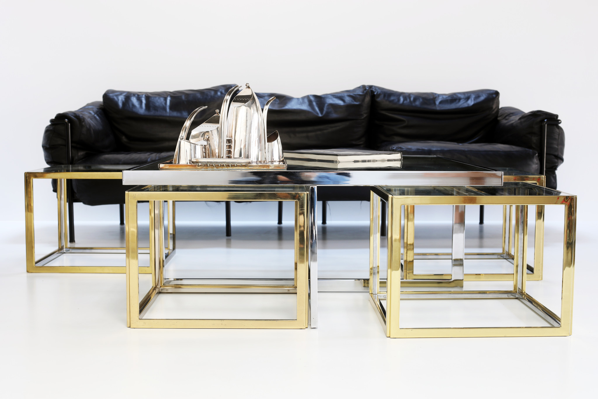 TABLE BASSE VINTAGE MAISON CHARLES AVEC QUATRE TABLES D'APPOINT, 1970