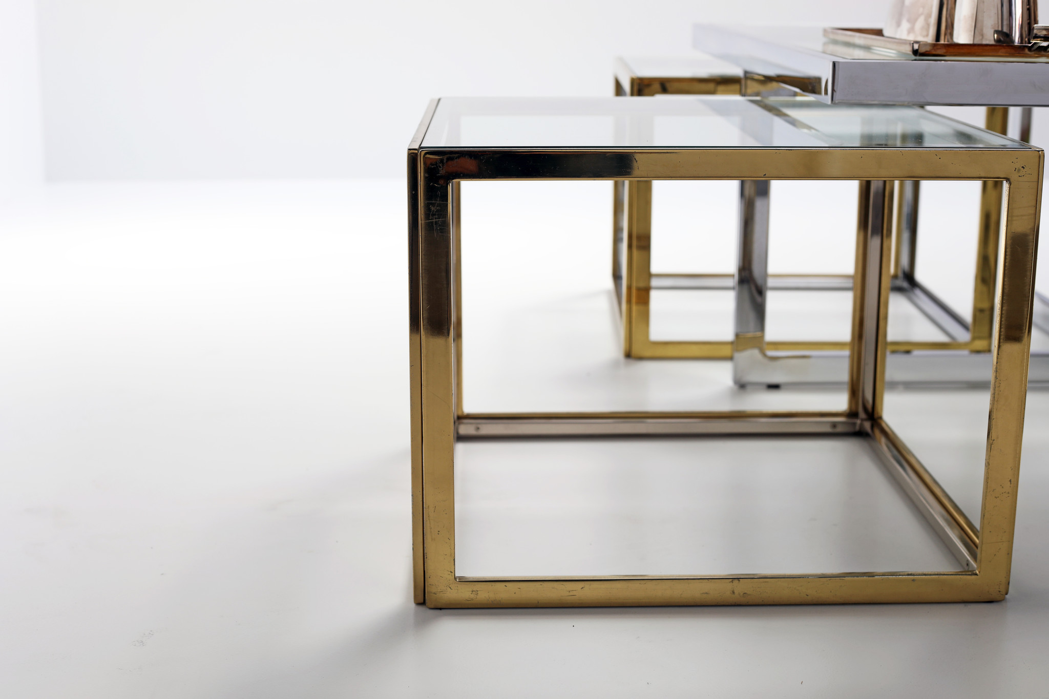 TABLE BASSE VINTAGE MAISON CHARLES AVEC QUATRE TABLES D'APPOINT, 1970