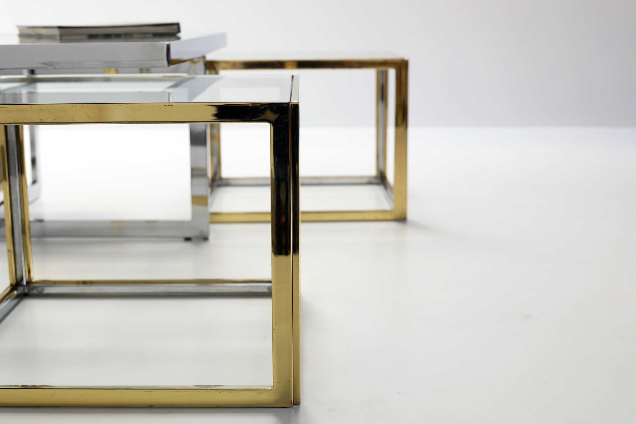 TABLE BASSE VINTAGE MAISON CHARLES AVEC QUATRE TABLES D'APPOINT, 1970