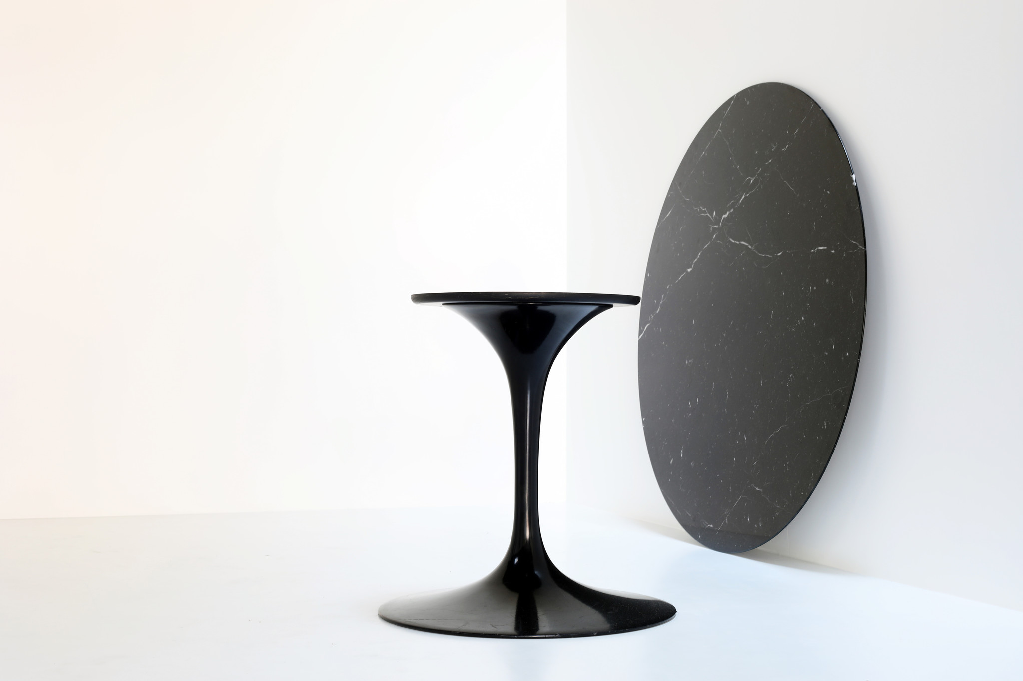 Round Knoll tulip table in black marble by Eero Saarinen for knoll