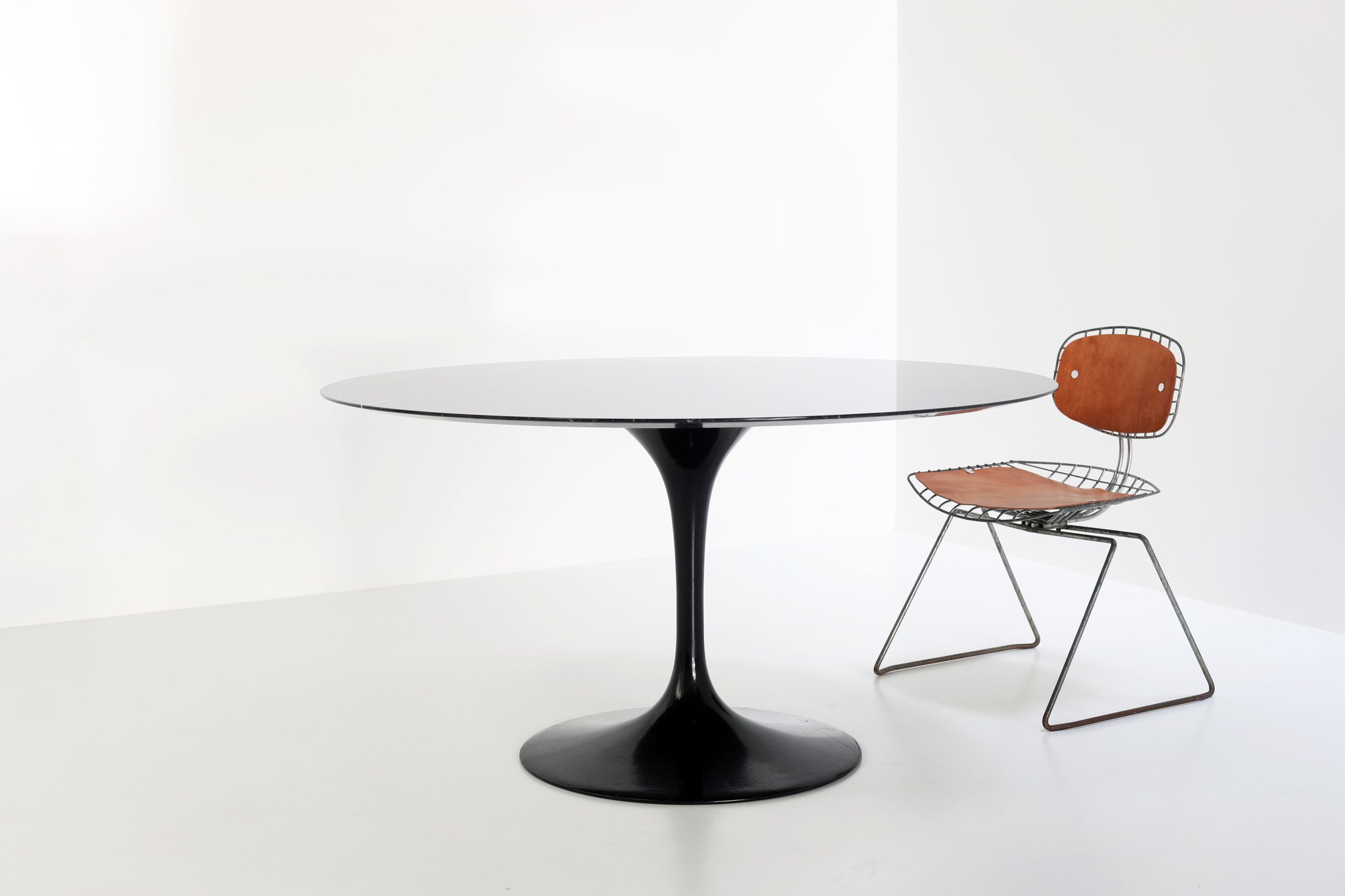 Round Knoll tulip table in black marble by Eero Saarinen for knoll