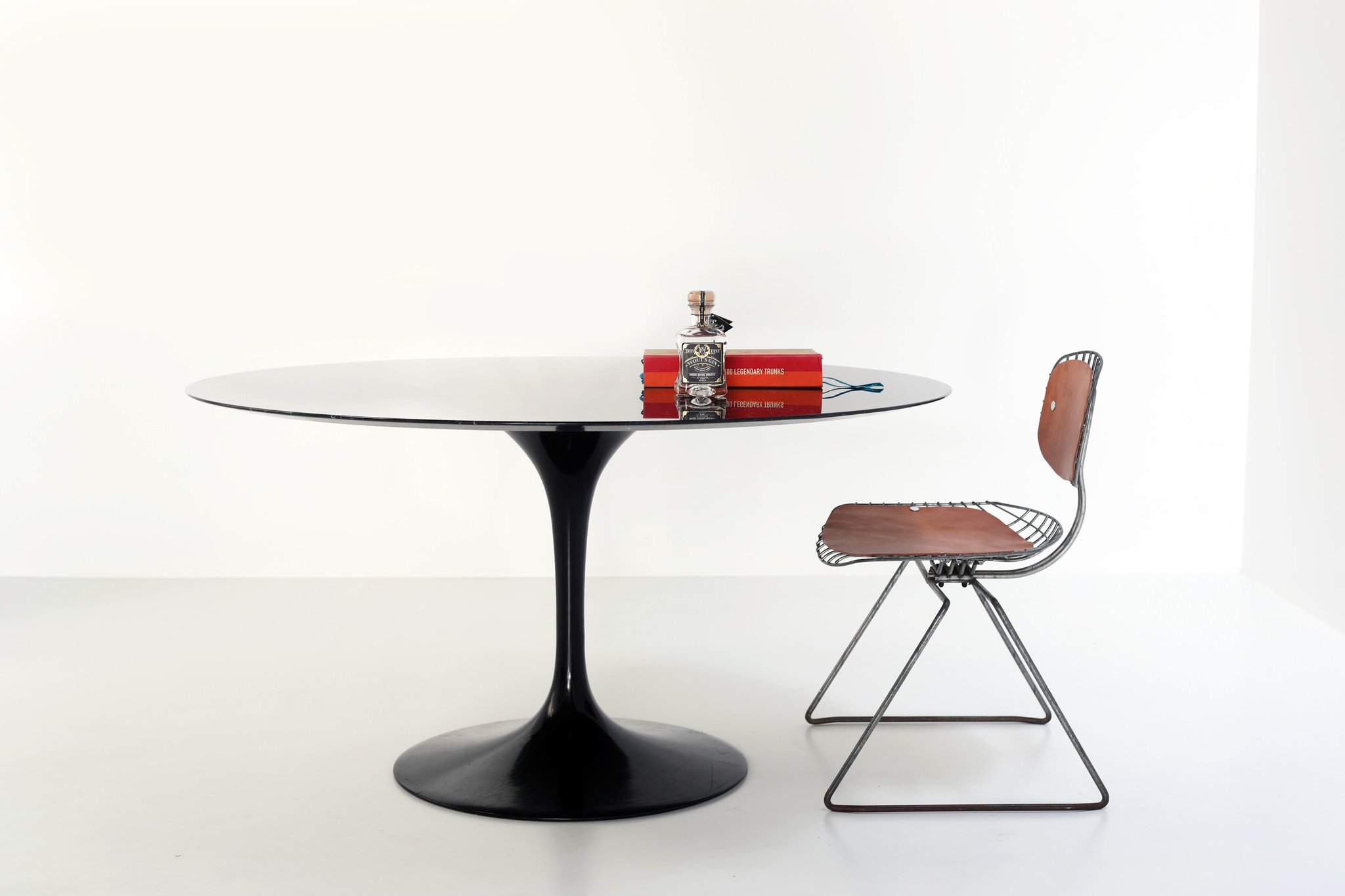 Round Knoll tulip table in black marble by Eero Saarinen for knoll