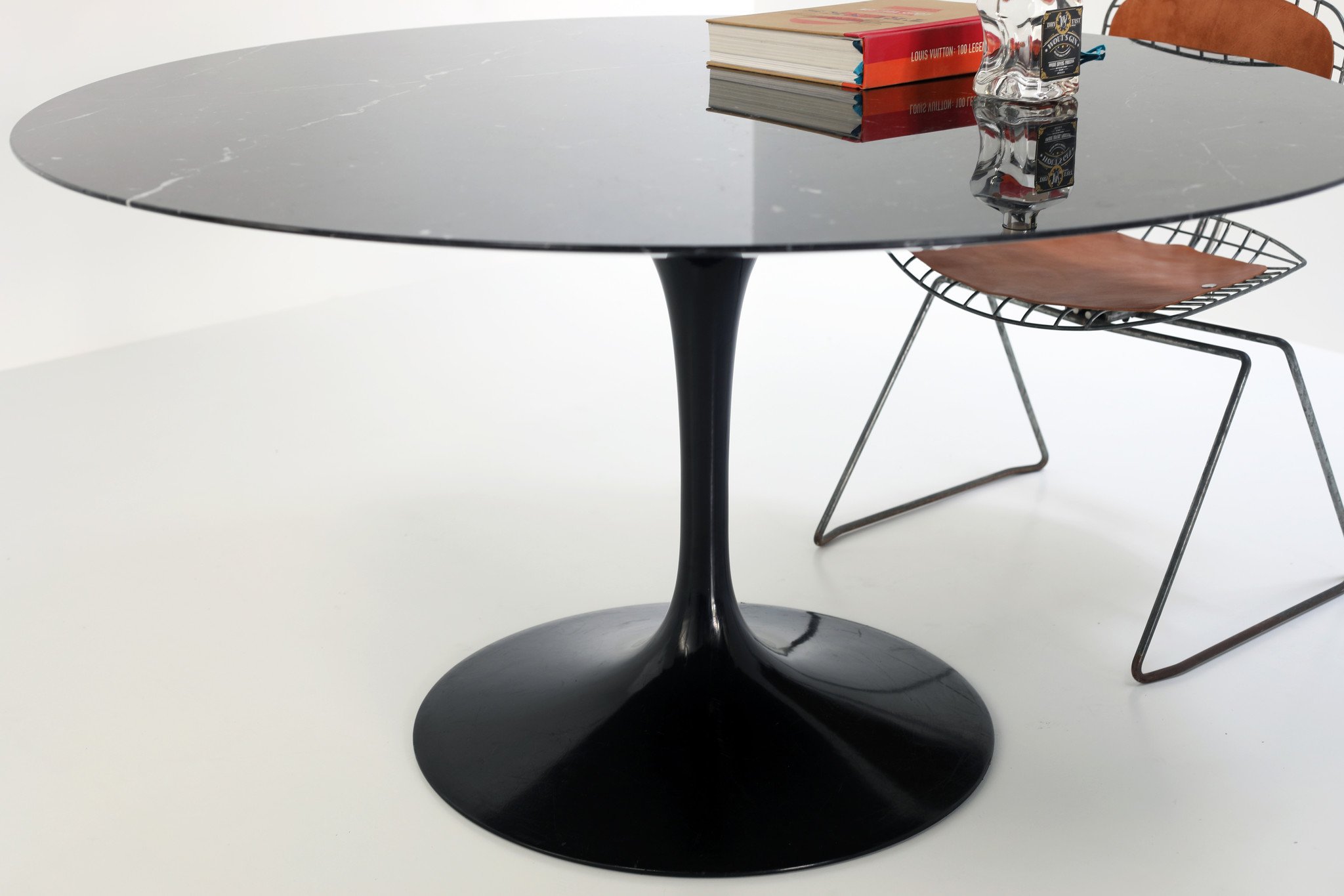 Round Knoll tulip table in black marble by Eero Saarinen for knoll