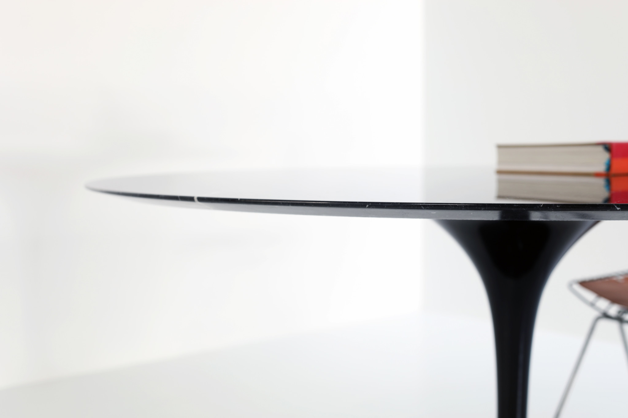 Round Knoll tulip table in black marble by Eero Saarinen for knoll