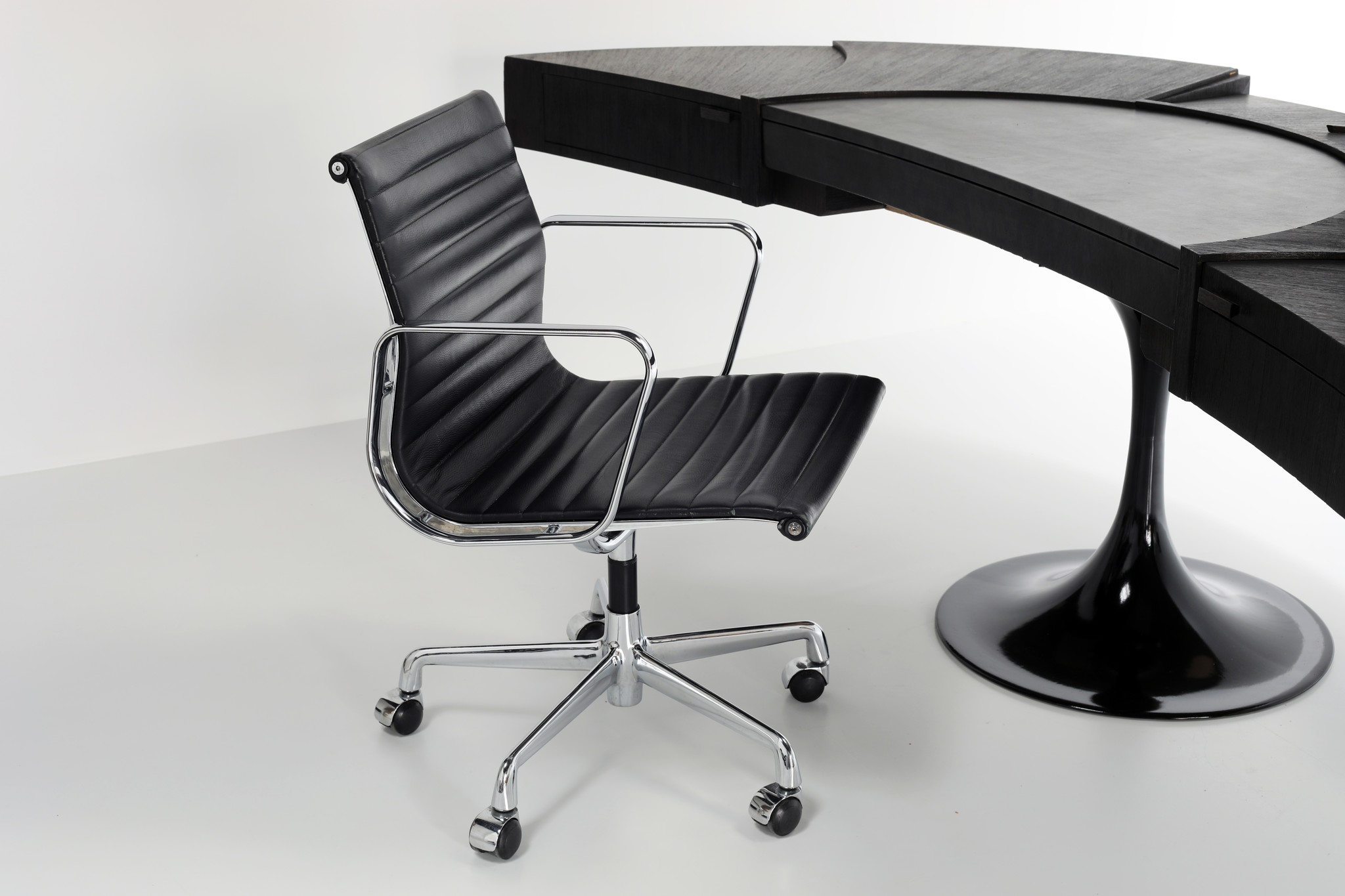 Chaise de bureau Charles Eames en cuir noir