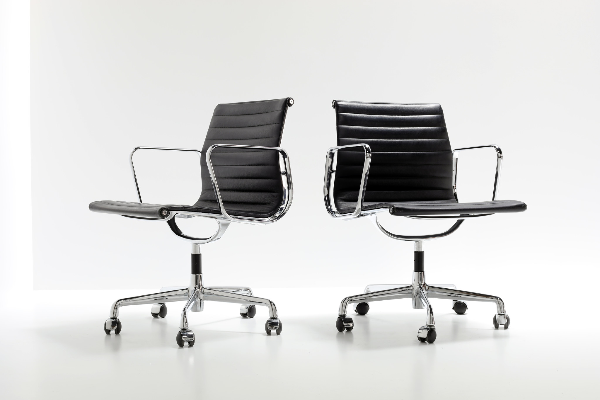 Chaise de bureau Charles Eames en cuir noir