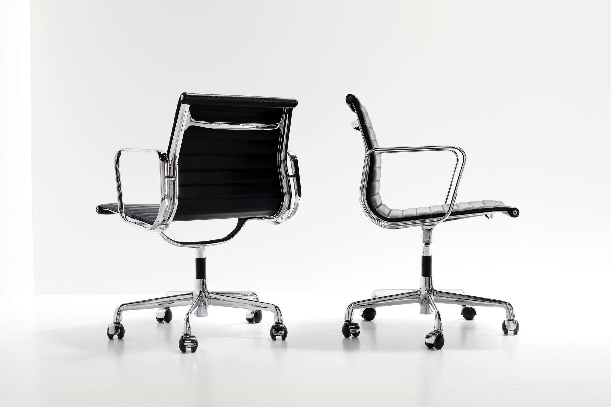 Charles Eames bureaustoel in zwart leder