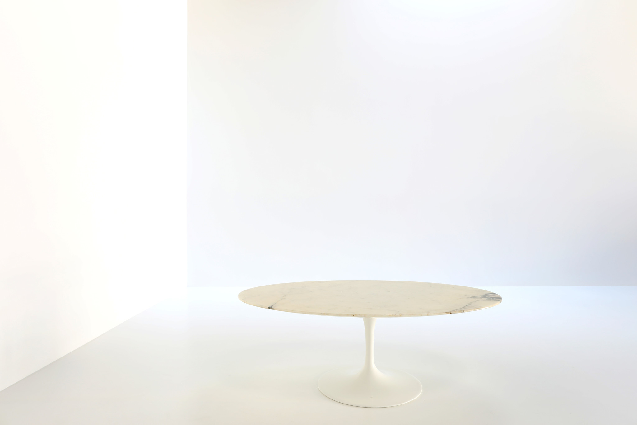 Knoll tulip oval coffee table in Calacatta marble