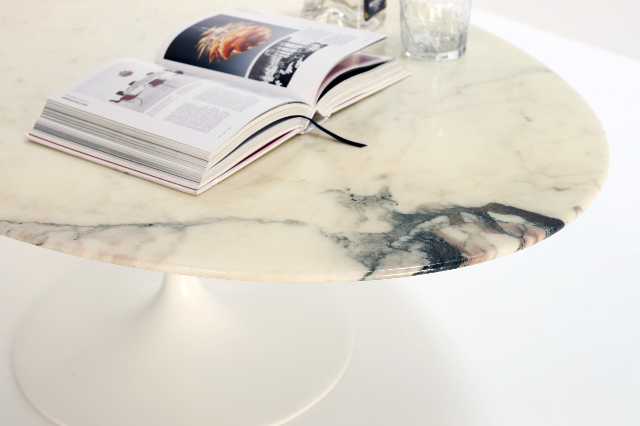 Knoll tulip oval coffee table in Calacatta marble