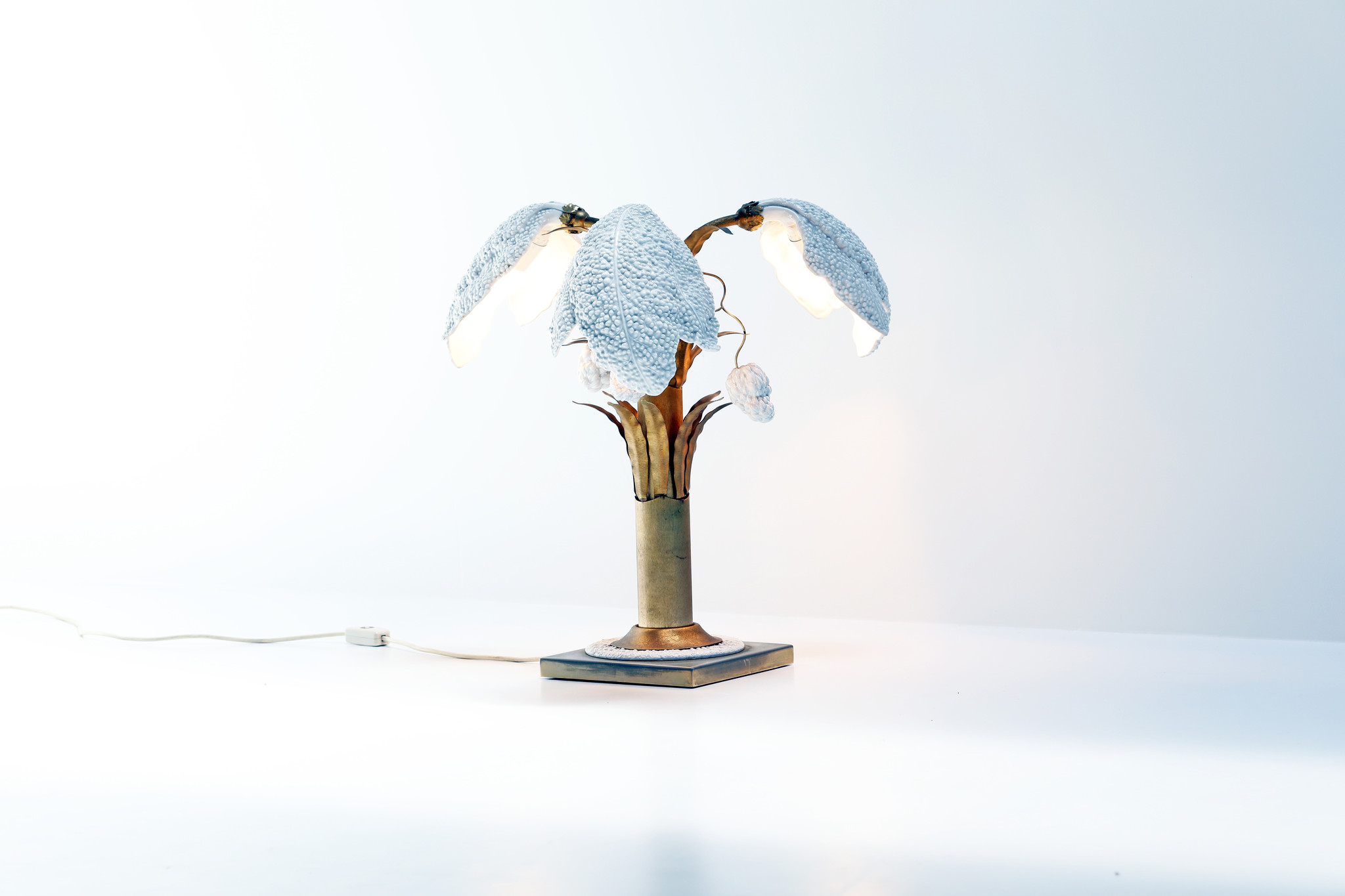 Ceramic table lamp with brass