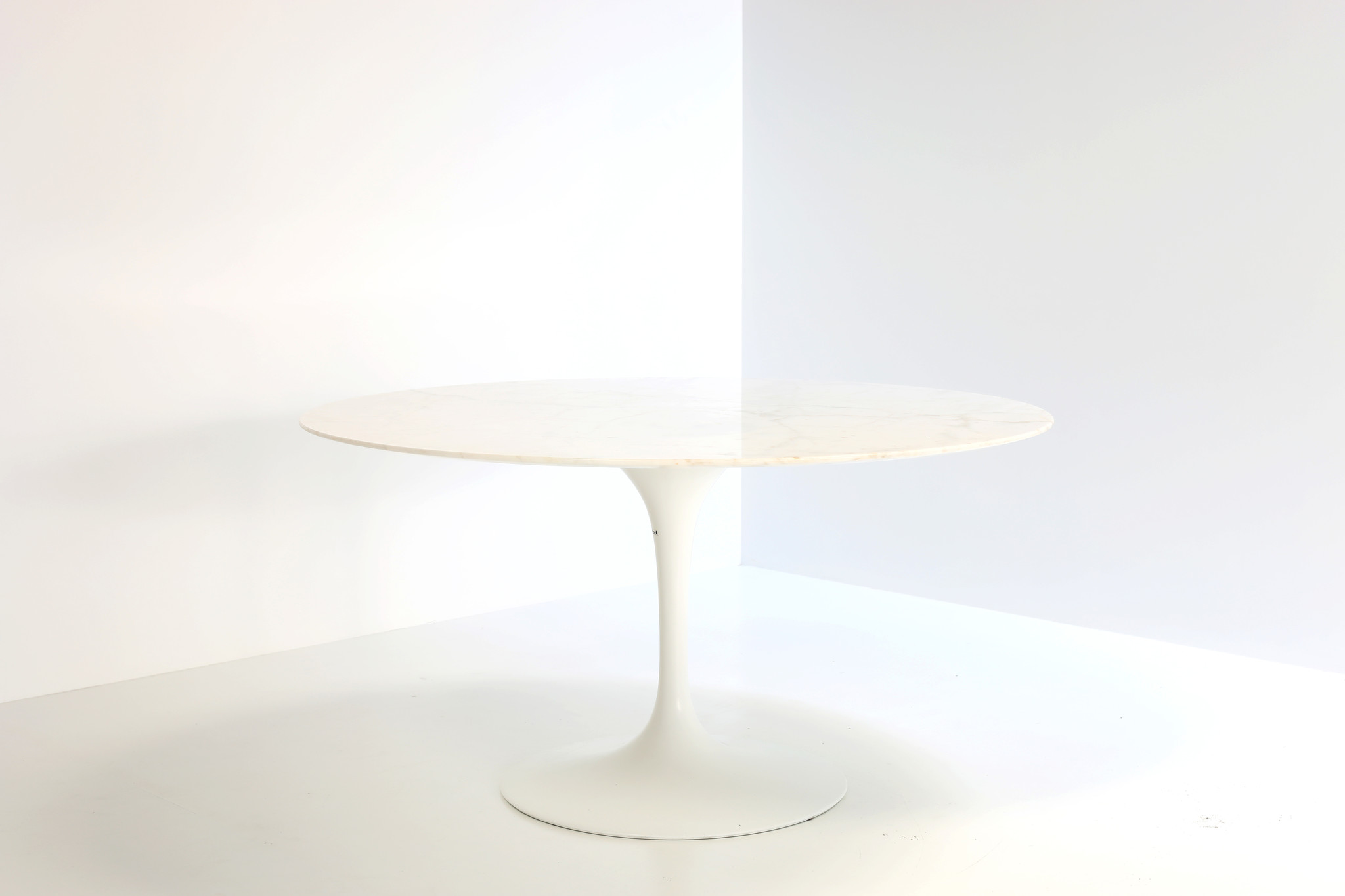 Tulip table designed by Eero Saarinen for Knoll, 1957