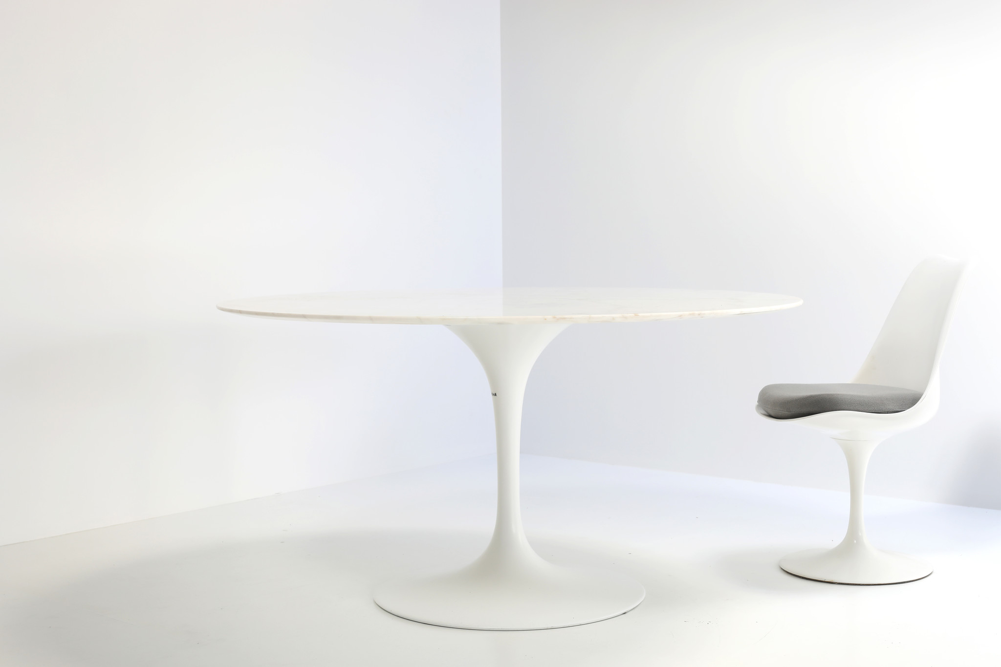 Tulip table designed by Eero Saarinen for Knoll, 1957