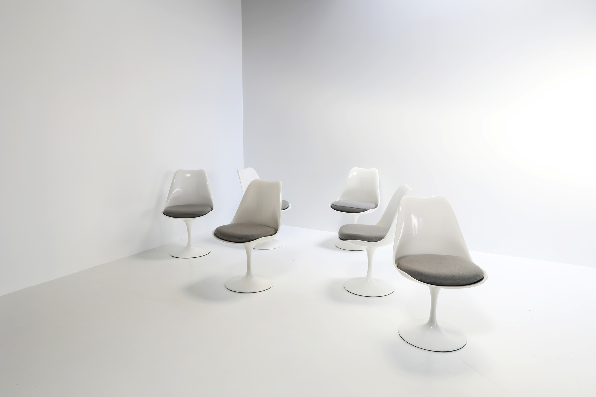 Set of 6 Tulip chairs by Eero Saarinen for Knoll international