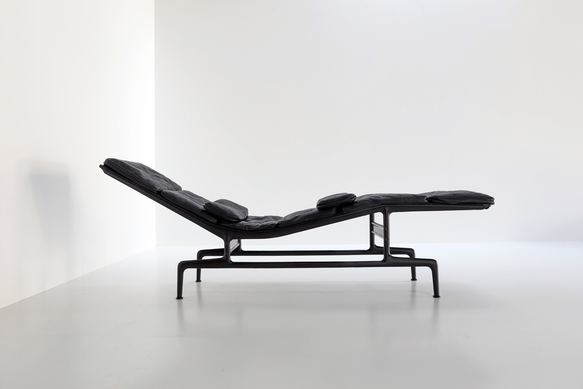 Charles Eames Chaise Longue ES106