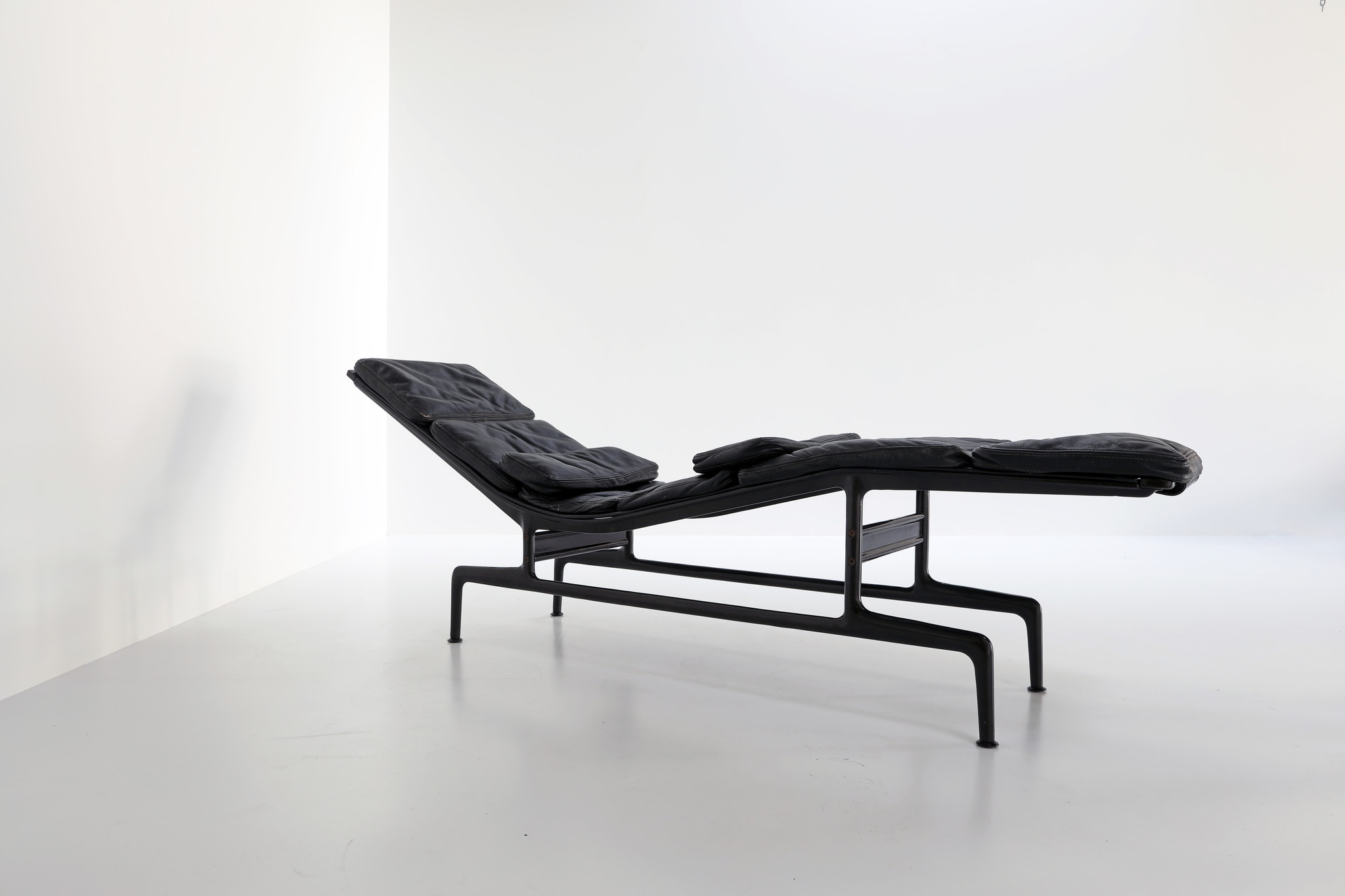 Charles Eames Chaise Longue ES106