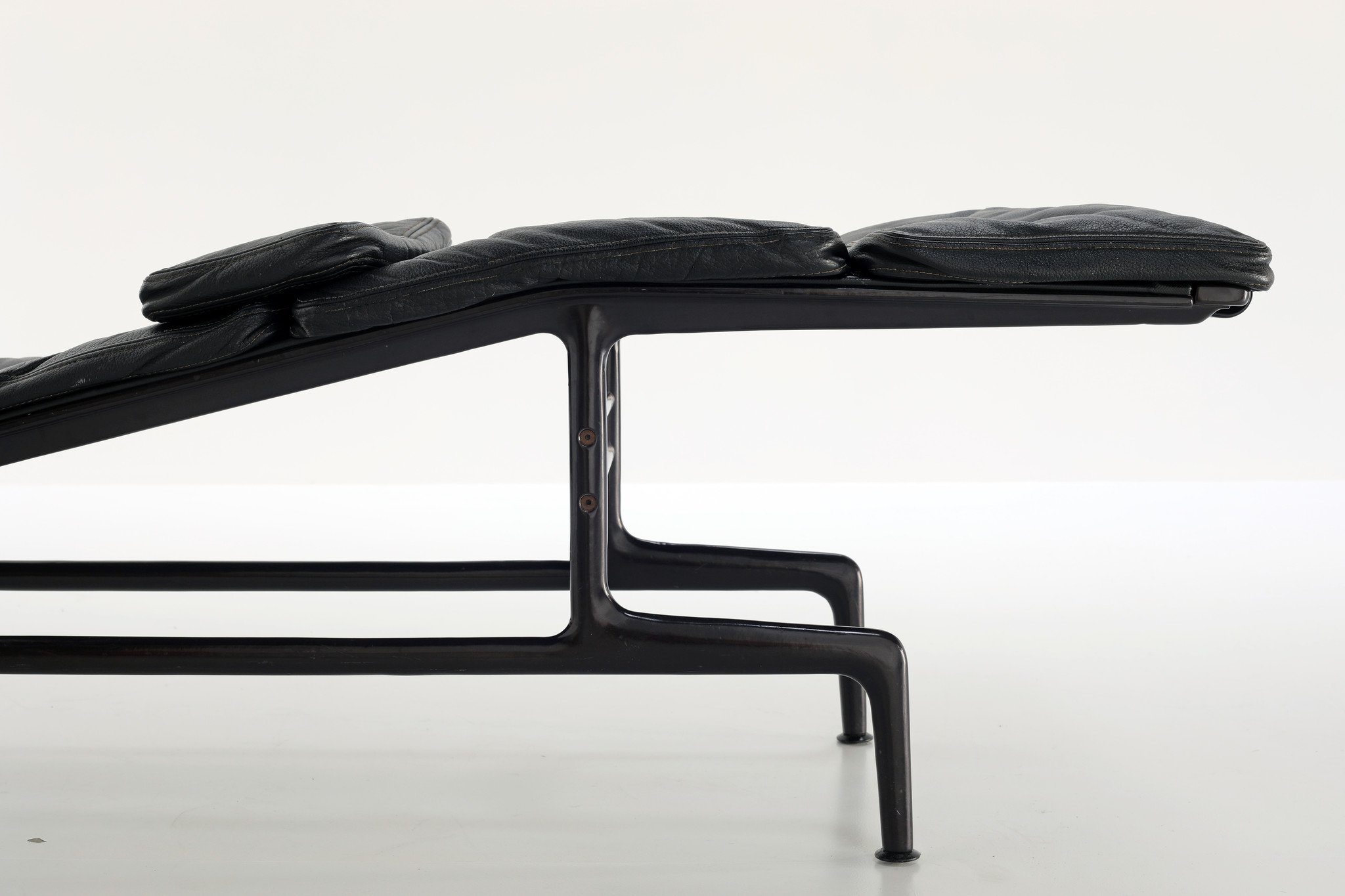 Charles Eames Chaise Longue ES106