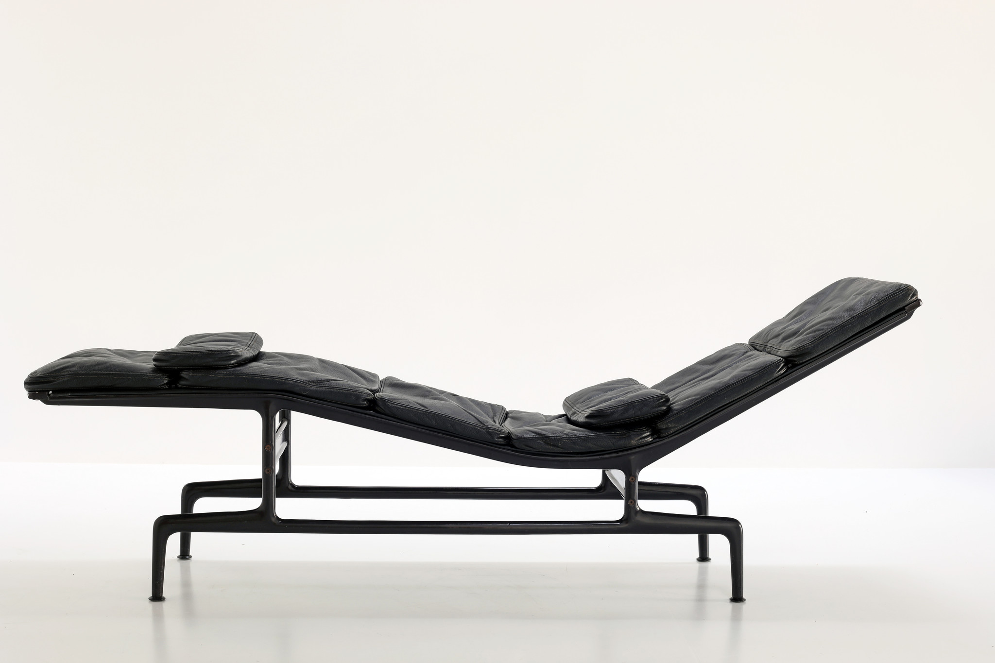 Charles  Eames Chaise Longue ES106