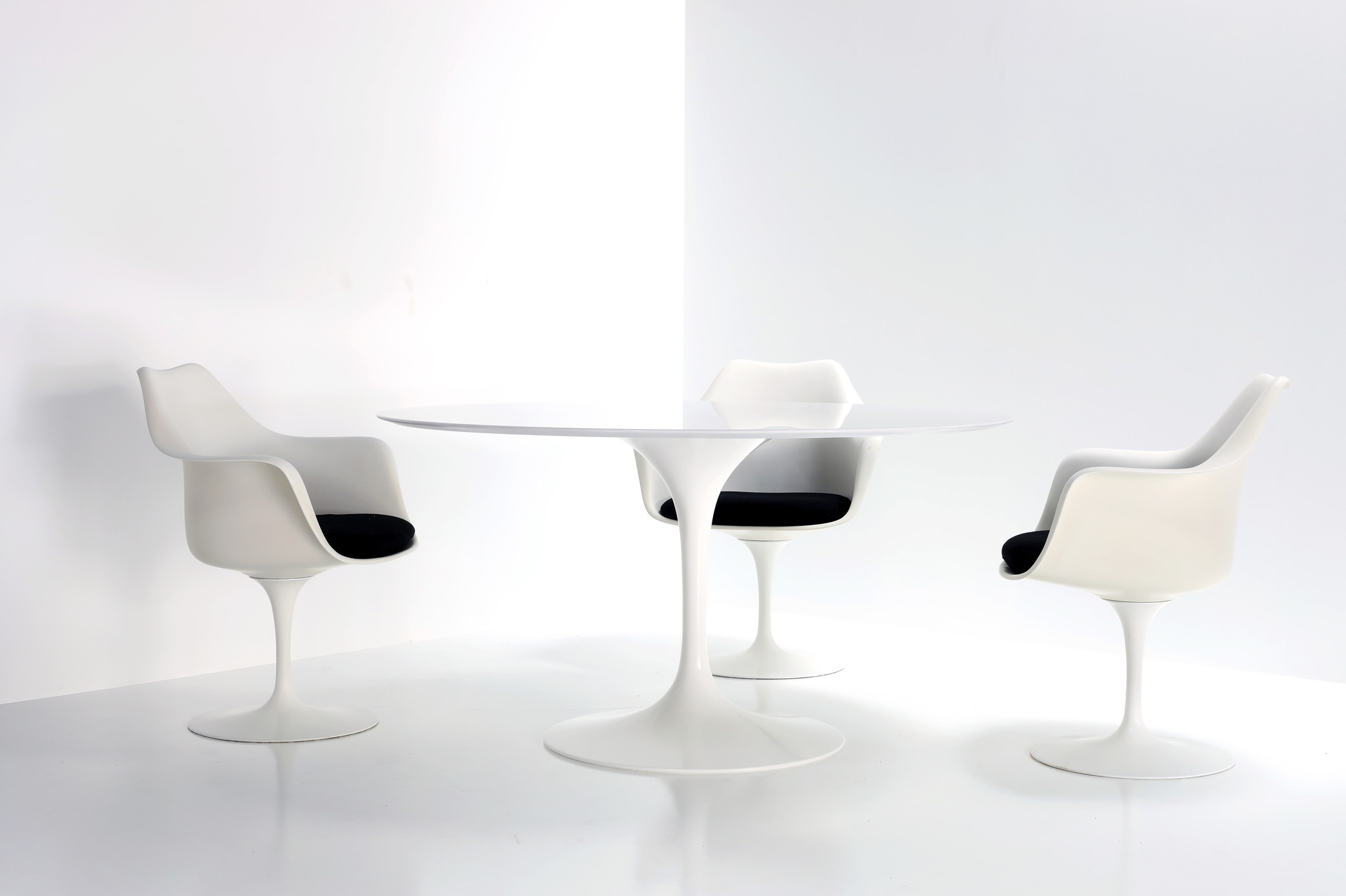 Knoll dining table by eero saarinen for Knoll international