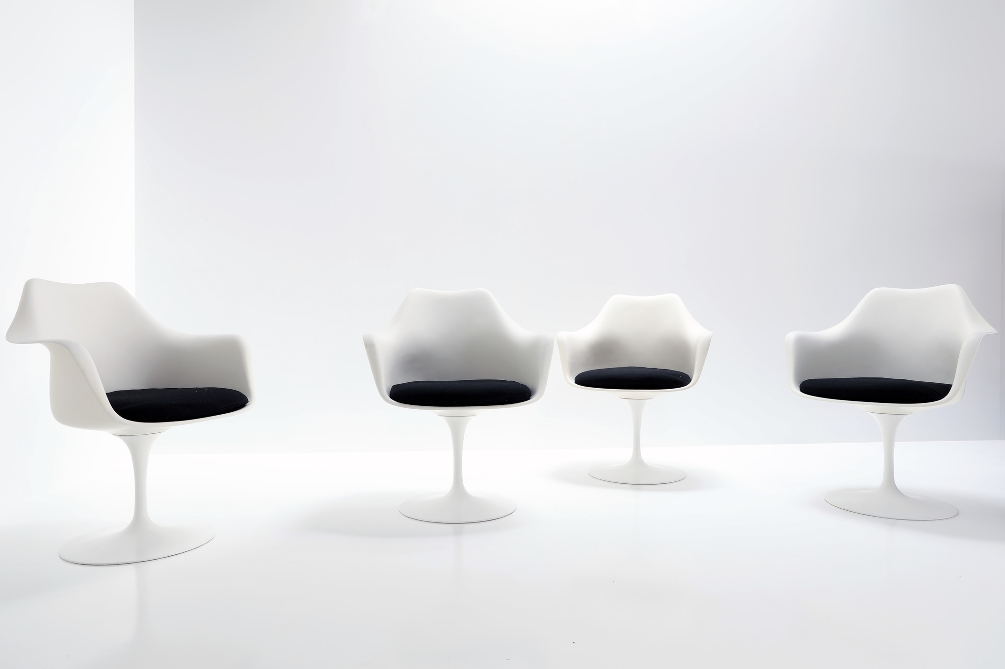 Set van 4 tulip stoelen door eero saarinen voor knoll internationaal