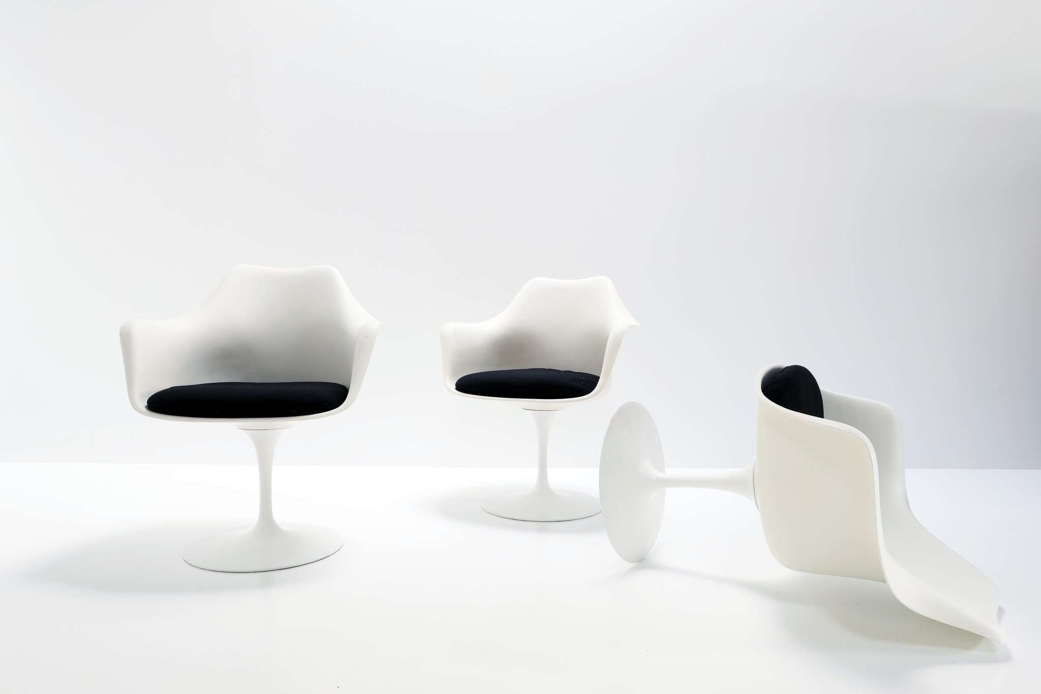 Set of 4 tulip chairs by eero saarinen for knoll international