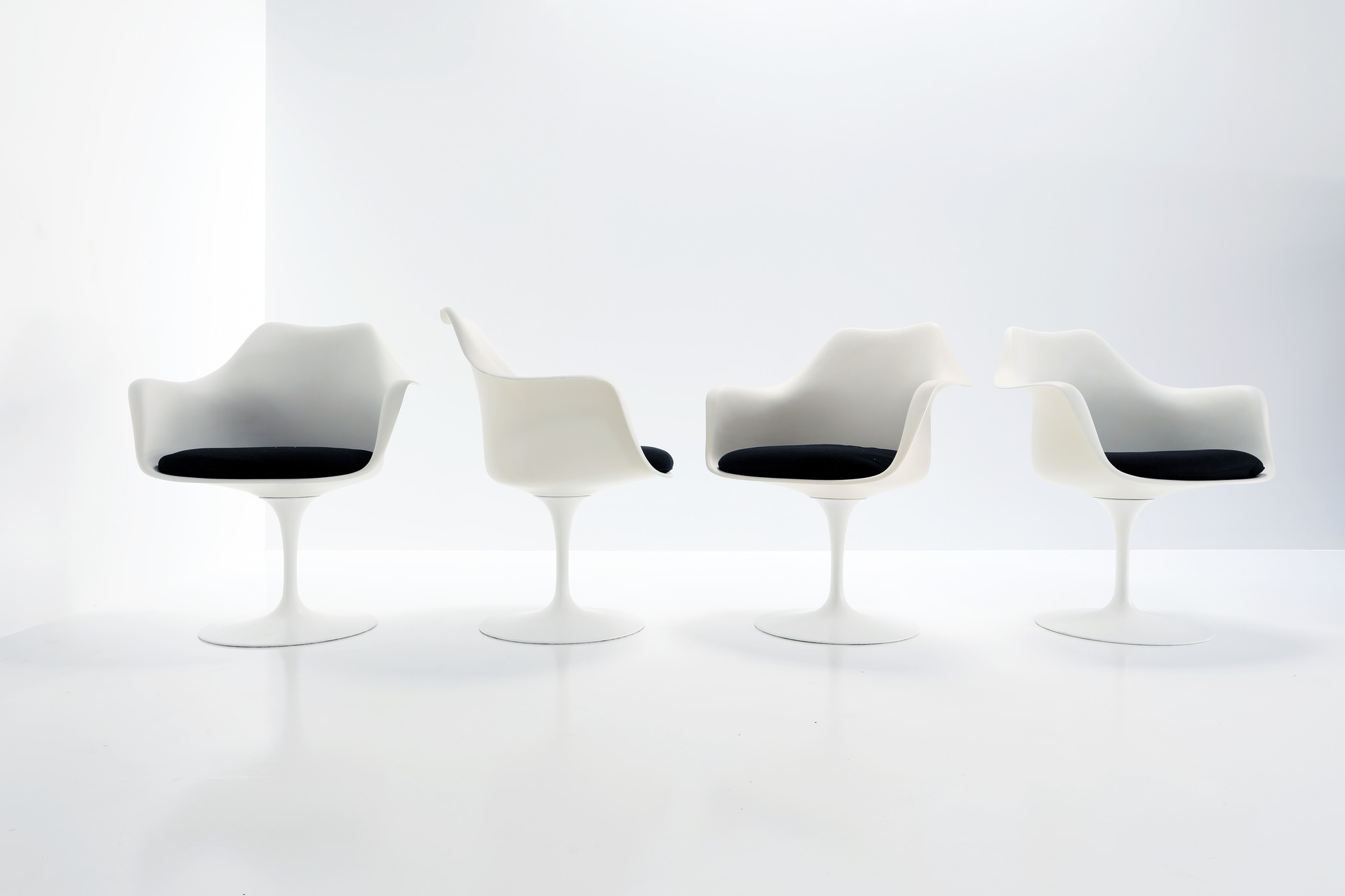 Set van 4 tulip stoelen door eero saarinen voor knoll internationaal