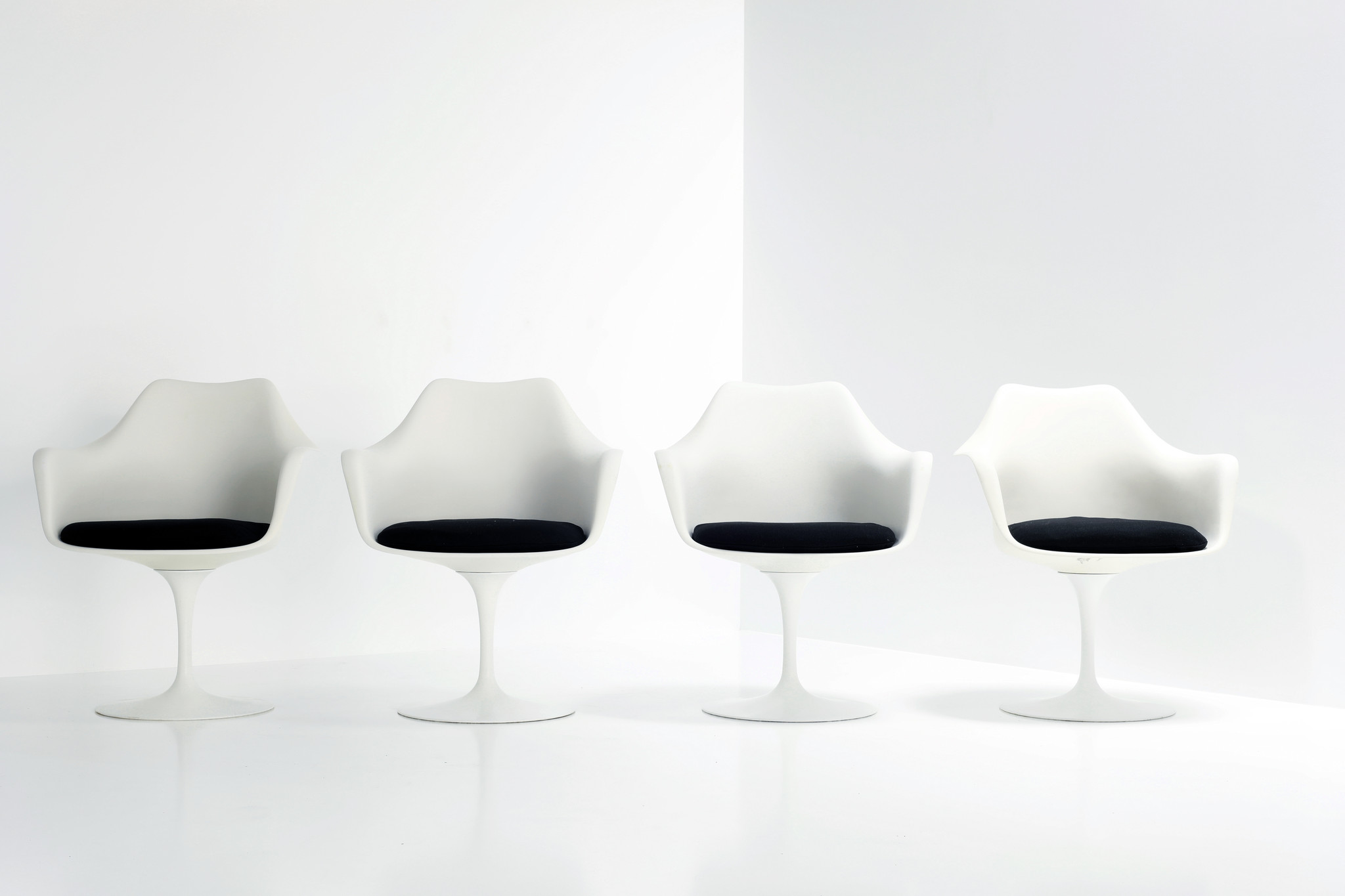 Suite de 4 chaises tulipe par eero saarinen pour knoll international