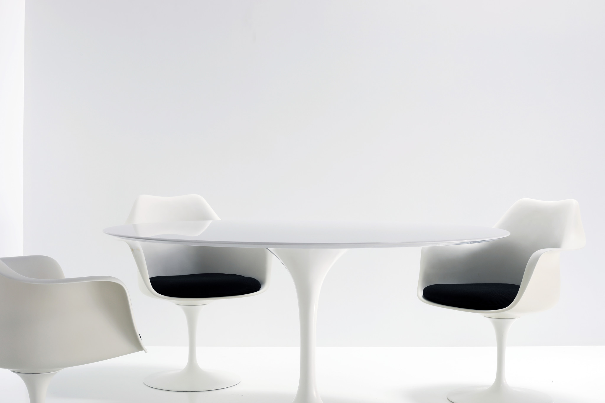 Set of 4 tulip chairs by eero saarinen for knoll international